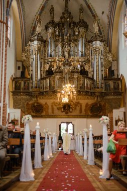 Düğün öncesi kilise mabedi. Gelin ve damat için boş sandalyeler