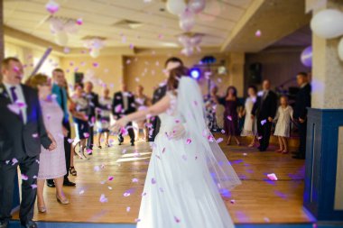 Gelin ve damat düğün günlerinde ilk dansı yapıyorlar. Dans pistinde misafir.