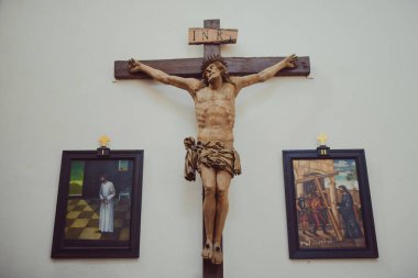 Düğün öncesi kilise mabedi. Gelin ve damat için boş sandalyeler