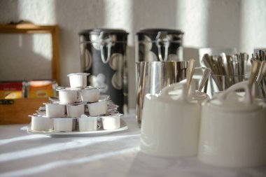 Güzel dekore edilmiş düğün masası ve düğün salonundaki diğer detaylar. Düğün günü.