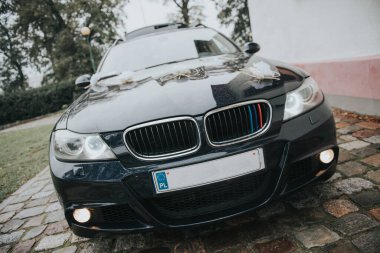 Güzel çiçeklerle süslenmiş lüks bir düğün arabası. Gelinler ve damatlar düğün günü