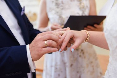 Gelin ve damat düğün sırasında parmaklarına alyans taktılar..