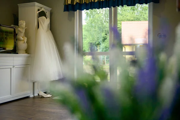 Bridesmaid Helping Slender Bride Lacing Her Wedding White Dress Buttoning — Stock Photo, Image