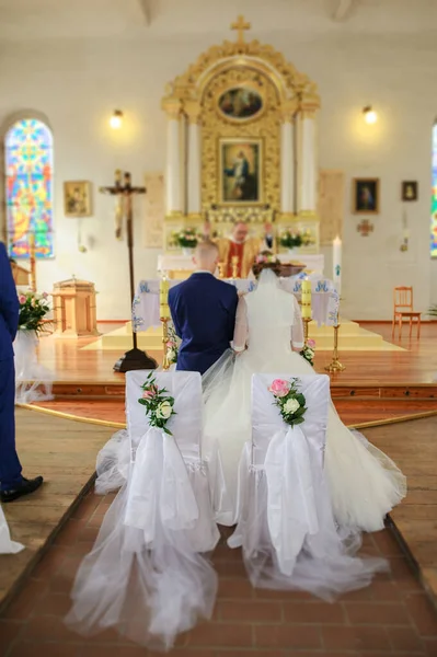 Bruid Bruidegom Kerkelijk Huwelijk Tijdens Ceremonie Prachtige Decoratie — Stockfoto