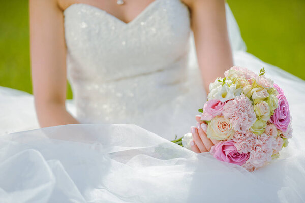 Букет в руках невесты.