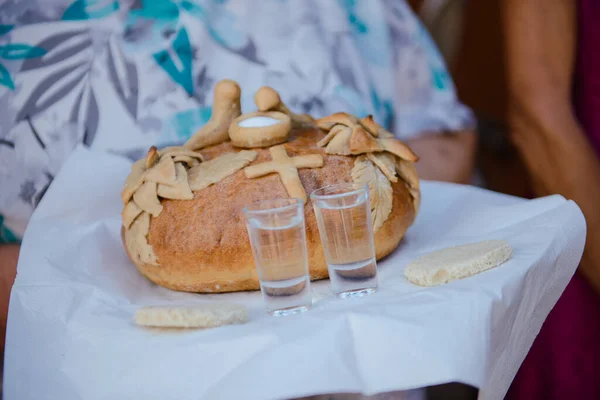 父母们用面包和盐向新娘和新郎打招呼 Vodka也戴着眼镜 — 图库照片