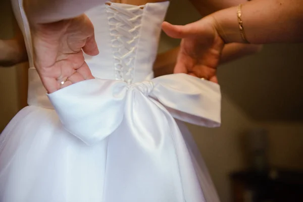 Družička Pomáhá Štíhlé Nevěstě Tkanice Její Svatební Bílé Šaty Zapínání — Stock fotografie
