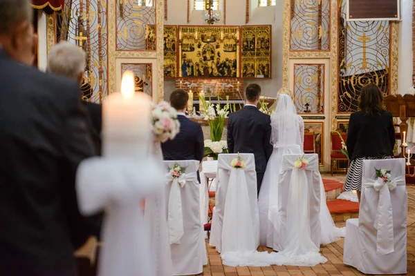 式中に教会の結婚式で花嫁と新郎 美しい装飾 — ストック写真