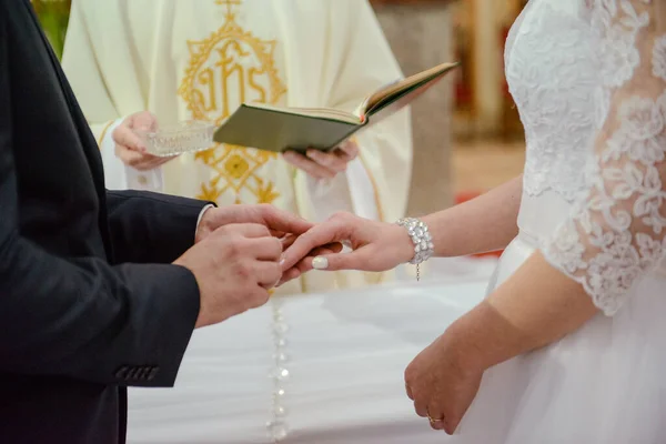 결혼식중에 신부가 결혼반지를 손가락에 끼우는 — 스톡 사진