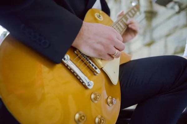 Bride Groom Photo Session Nature Groom Plays Guitar — Stock Photo, Image