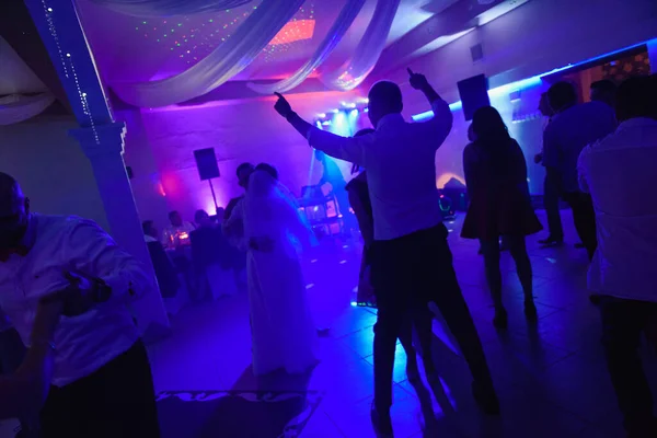 Nevěsta Ženich Tančí První Tanec Jejich Svatební Den Host Tanečním — Stock fotografie