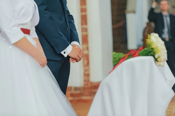 婚礼期间新郎和新娘在教堂的婚礼上 漂亮的装饰 — 图库照片