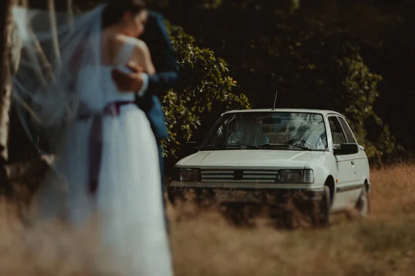 Carro Casamento Luxo Decorado Com Belas Flores Noivas Noivos Dia — Fotografia de Stock