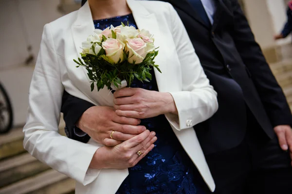 Bouquet Nelle Mani Della Sposa — Foto Stock