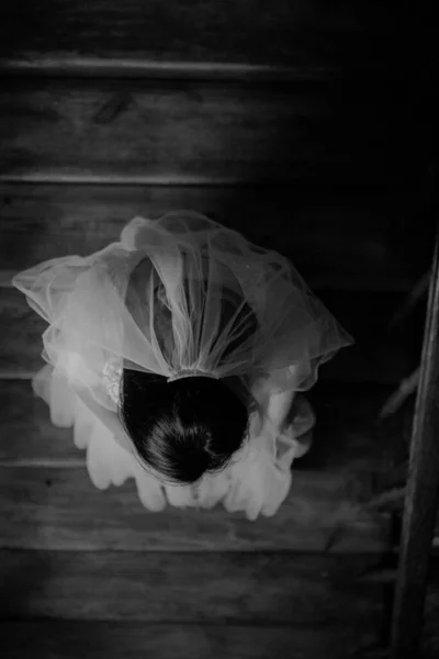 Nevěsta Ženich Focení Starém Schodišti — Stock fotografie