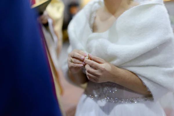 Bruden Och Brudgummen Bröllopsceremonin Sätta Vigselringar Fingrarna — Stockfoto