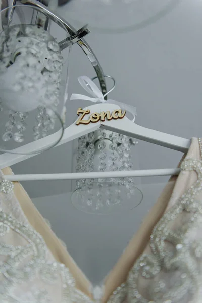 Družička Pomáhá Štíhlé Nevěstě Tkanice Její Svatební Bílé Šaty Zapínání — Stock fotografie
