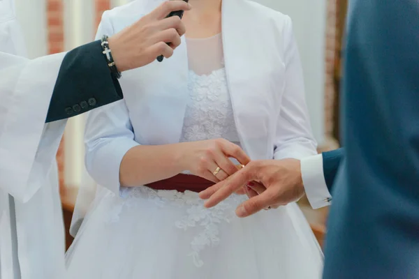 Bride Groom Wedding Ceremony Put Wedding Rings Fingers — Stock Photo, Image