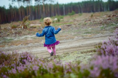 Sevimli kız güzel bir sonbahar gününde eğleniyor. otantik çocukluk resmi