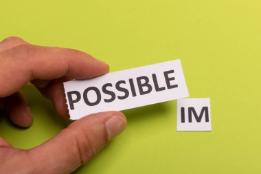 İmkânsız metin kesildi. Olası konsept. Başarı. Pembe arka plan. Uzayı kopyala Dikey oryantasyon. Yukarıdan bak. Asgari basit biçim