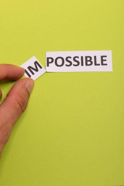 İmkânsız metin kesildi. Olası konsept. Başarı. Pembe arka plan. Uzayı kopyala Dikey oryantasyon. Yukarıdan bak. Asgari basit biçim