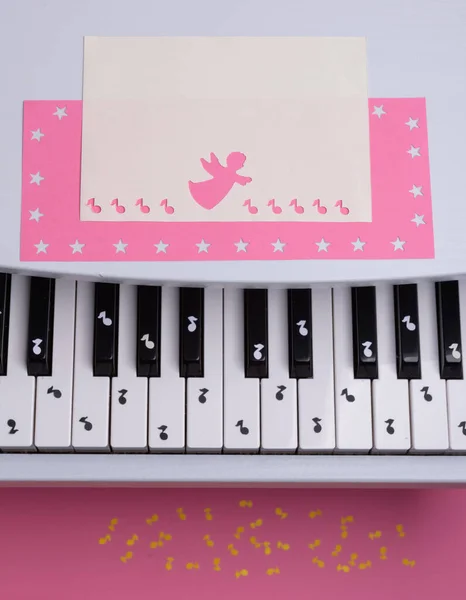 Piano Juguete Blanco Con Notas Papel Concepto Piano Música Vista — Foto de Stock