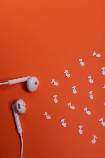 Auriculares Blancos Notas Papel Blanco Sobre Fondo Naranja Vista Desde — Foto de Stock