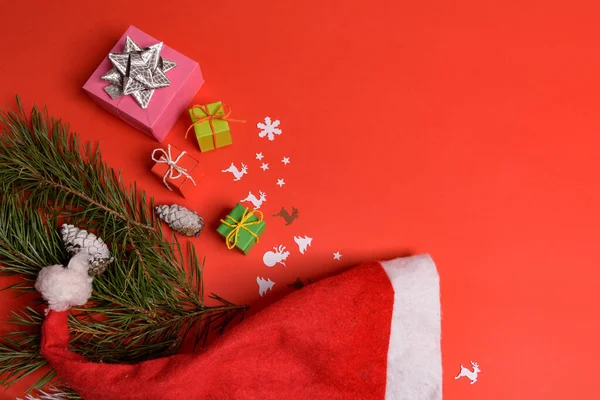 Weihnachten Oder Neujahr Hintergrund Einfache Komposition Aus Weihnachtsschmuck Und Tannenzweigen — Stockfoto