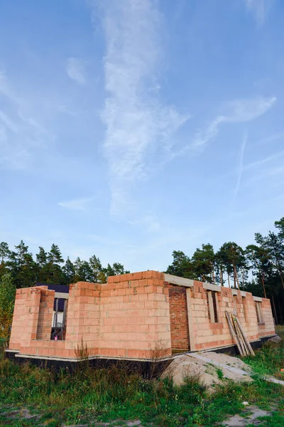 Interior Uma Casa Tijolos Vermelhos Inacabados Paredes Construção Sem Telhado — Fotografia de Stock