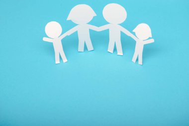 Mavi arka planda el ele tutuşan soyut kağıt insanları