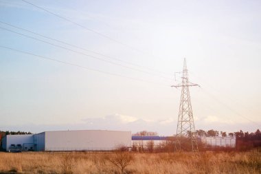 Sanayi bölgesinde yüksek voltajlı elektrik kulesi