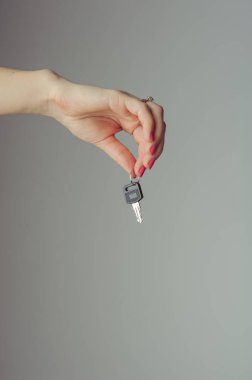 Arabanın anahtarları kadının elinde.