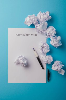 Müfredat vitae mavi arkaplan üzerine beyaz bir kağıda yazıldı