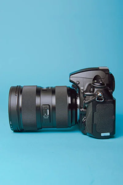 Professionelle Moderne Dslr Kamera Vor Blauem Hintergrund — Stockfoto