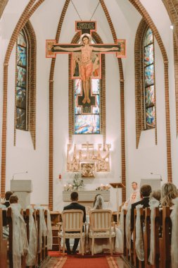 Kilise düğününde gelin ve damat. Güzel dekorasyon