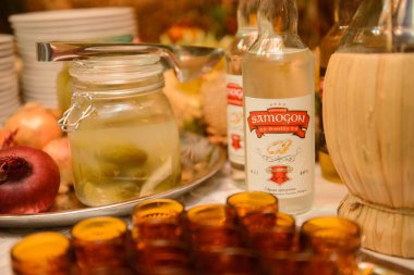 Düğünde yemekli geleneksel kırsal masa..