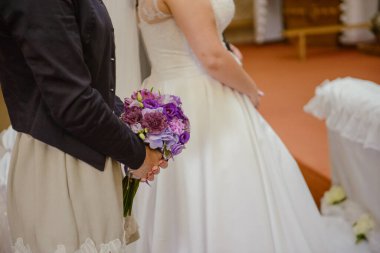 Kilise düğününde gelin ve damat. Güzel dekorasyon