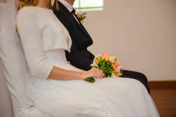 Bruid Bruidegom Kerkelijk Huwelijk Tijdens Ceremonie Prachtige Decoratie — Stockfoto