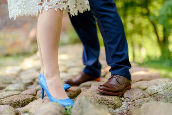 Bruid Toont Witte Trouwschoenen Bruiloft Detail Sluiten — Stockfoto