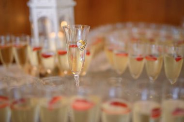 Bir şişe soğuk votka ve şarap şişesi kovada, masada buz ve portakal suyu, kopyalama alanı. Restoranda buz kovasında alkol şişeleri. Düğün partisi.