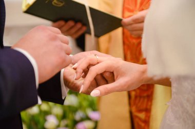 Gelin ve damat düğün sırasında parmaklarına alyans taktılar..
