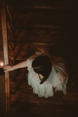 Gelin ve damat eski merdivenlerdeki fotoğraf çekiminde..