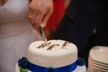 Partideki lezzetli düğün pastası. Duman ve yangın efektleri