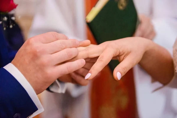 Bruden Och Brudgummen Bröllopsceremonin Sätta Vigselringar Fingrarna — Stockfoto