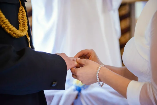 婚礼上新郎和新娘把结婚戒指戴在手上 — 图库照片