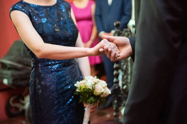 Noiva Noivo Durante Cerimônia Casamento Colocar Anéis Casamento Seus Dedos — Fotografia de Stock