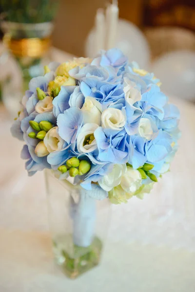 Bouquet Entre Les Mains Mariée — Photo