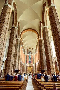 Kilise düğününde gelin ve damat. Güzel dekorasyon