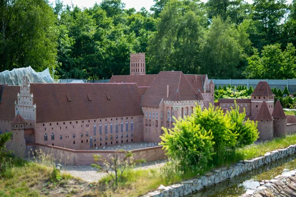 Magiczny Fascynujący Krajobraz Słynnym Zamkiem Rosenborg Pobliżu Stawu Ogrodzie Pałacowym — Zdjęcie stockowe