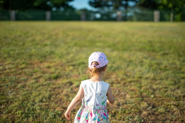 Adorable Chica Divirtiéndose Hermoso Día Otoño Imagen Auténtica Infancia —  Fotos de Stock